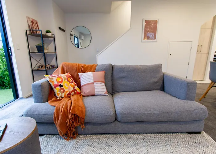 St Albans 2 Bed Townhouse With Carpark